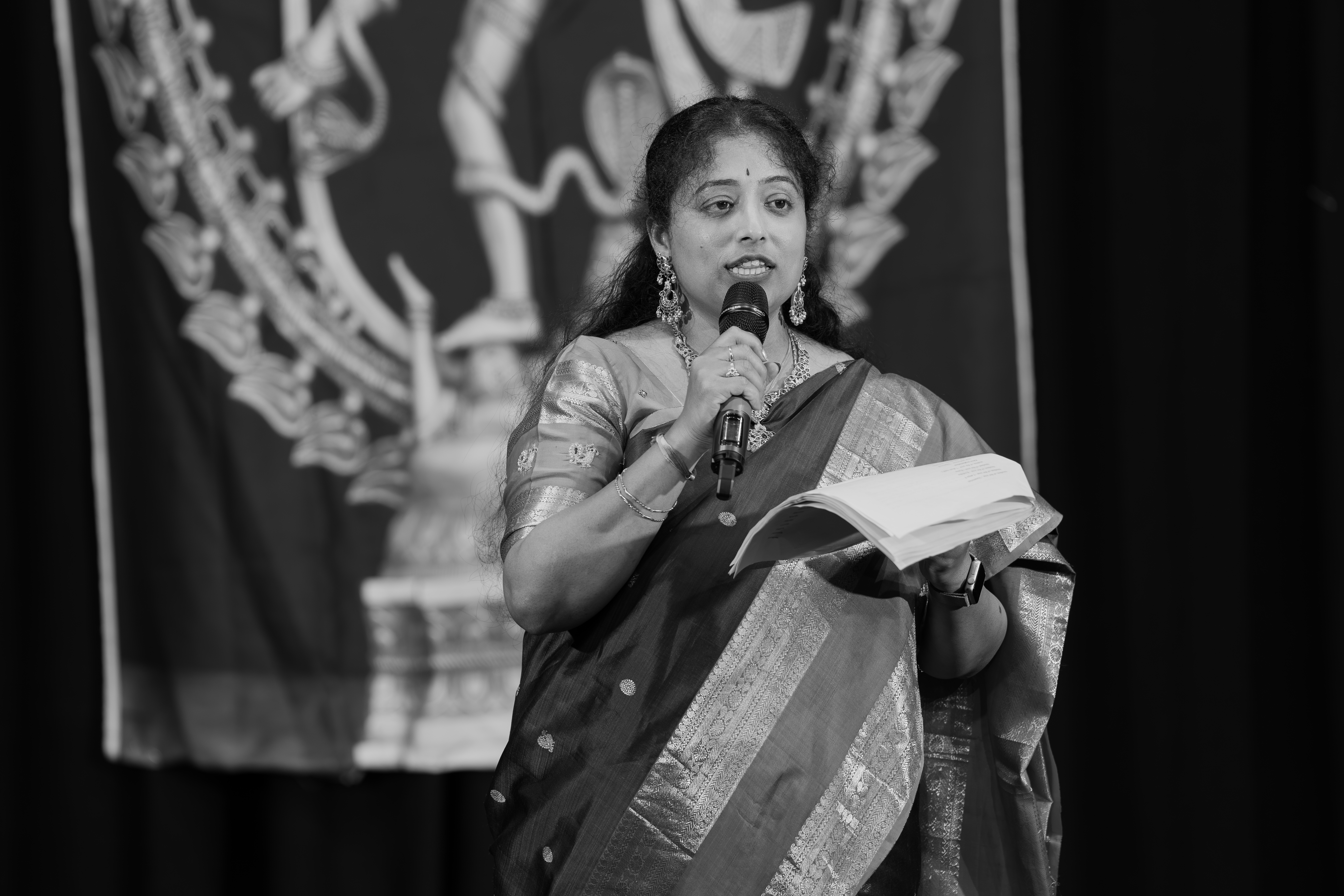 Guru Deepa Viswamohan leading a Luton dance class in Kuchipudi